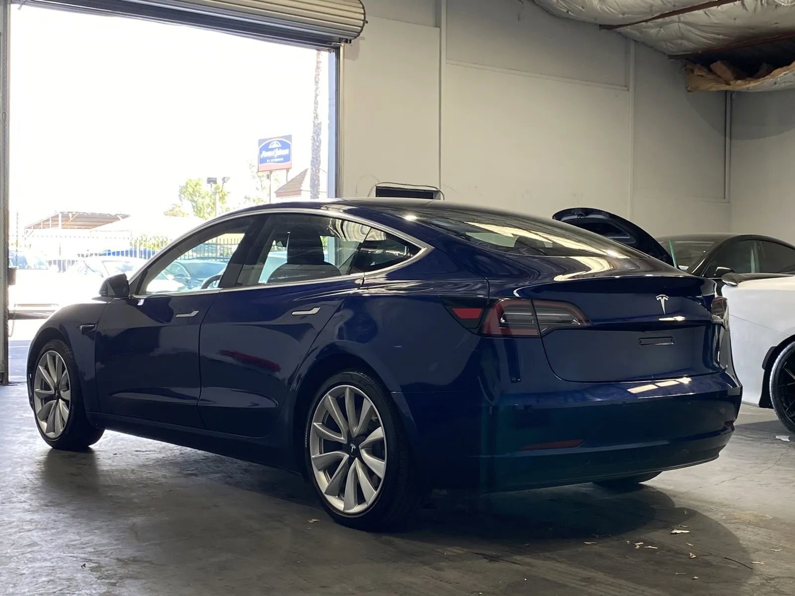 Used 2018 Tesla Model 3 Long Range RWD image 2