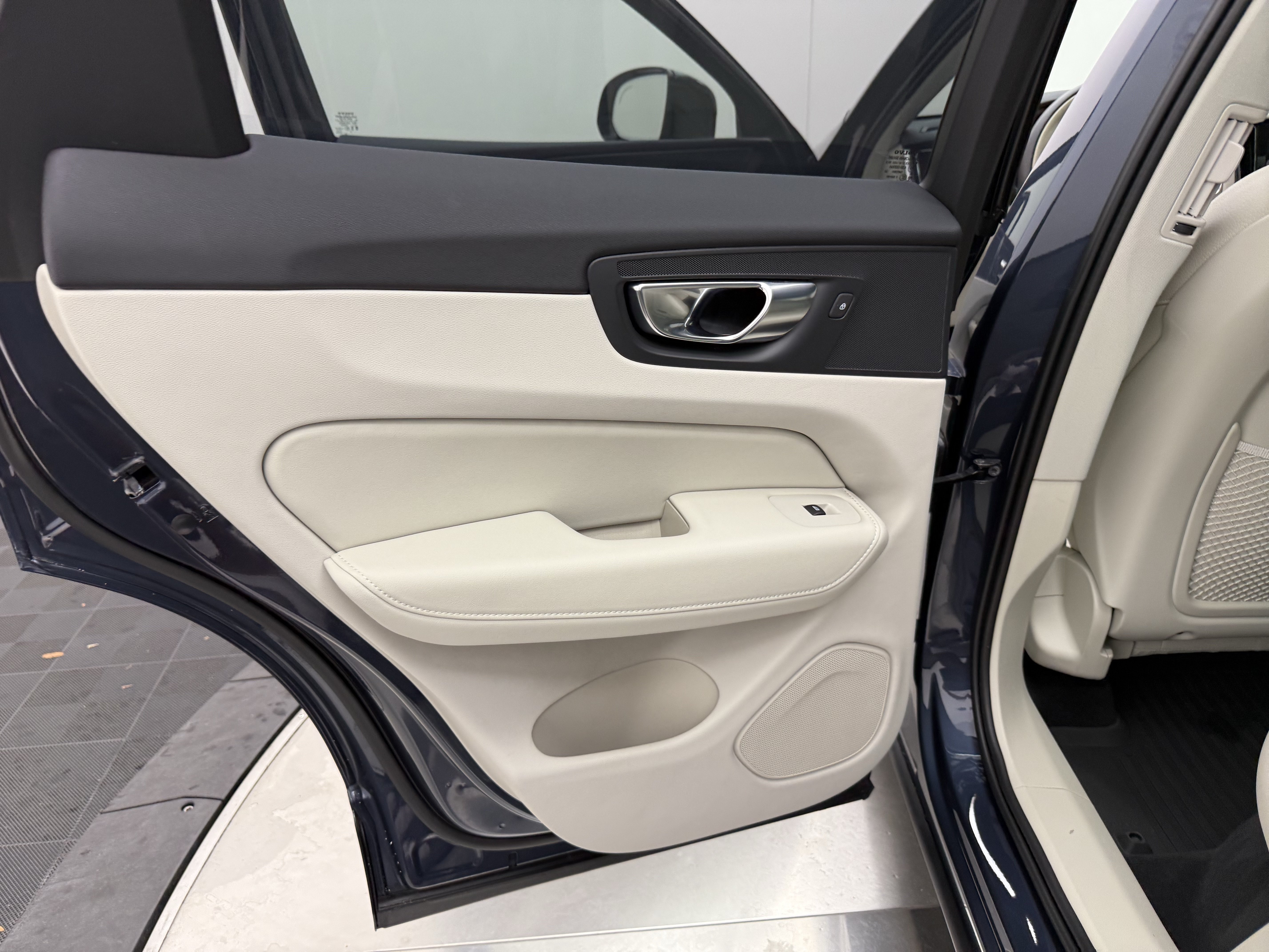 Certified 2025 Volvo XC60 B5 Plus w/ Protection Package Premier AWD/4WD image 20