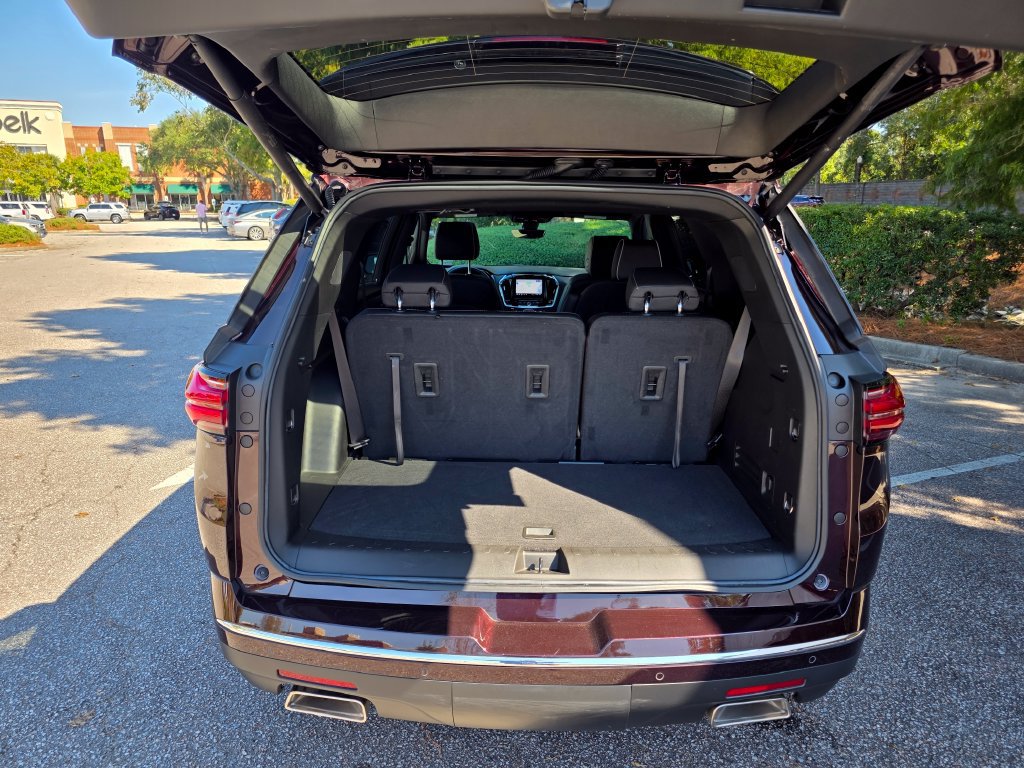 Certified 2023 Chevrolet Traverse Premier w/ LPO, Cargo Package FWD image 37