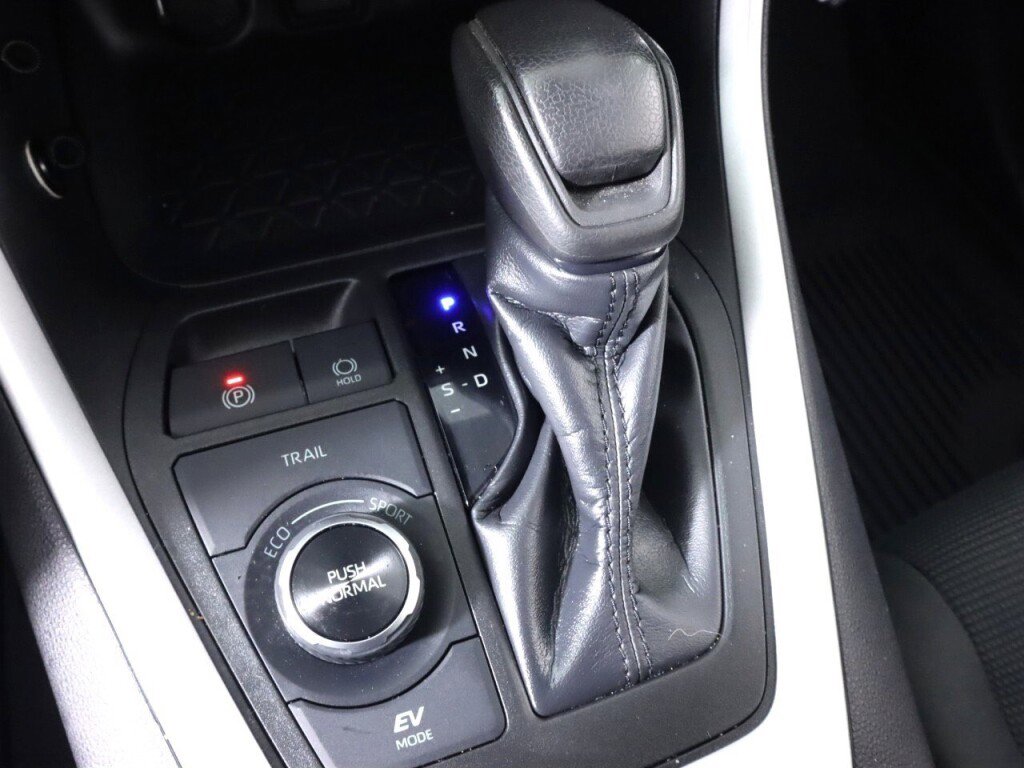 Used 2021 Toyota RAV4 LE image 23