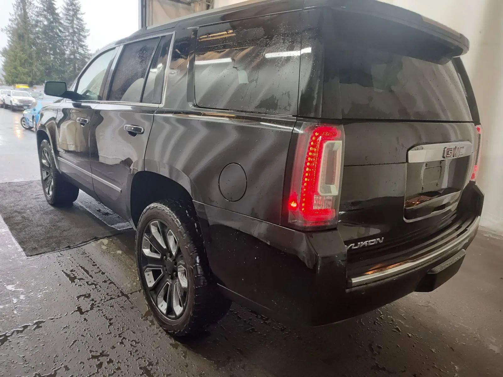 Used 2019 GMC Yukon Denali w/ Denali Ultimate Black Edition image 2