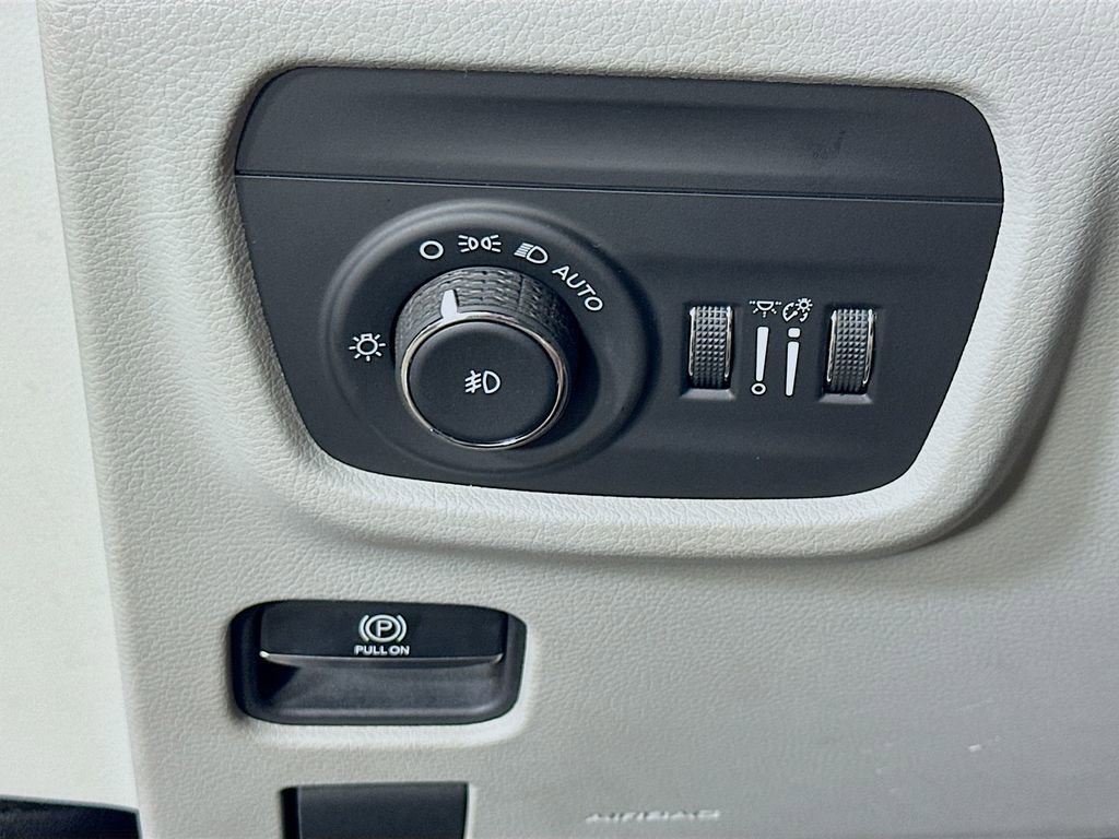 Used 2021 Jeep Grand Cherokee L Summit w/ Advanced Protech Group IV AWD/4WD image 21