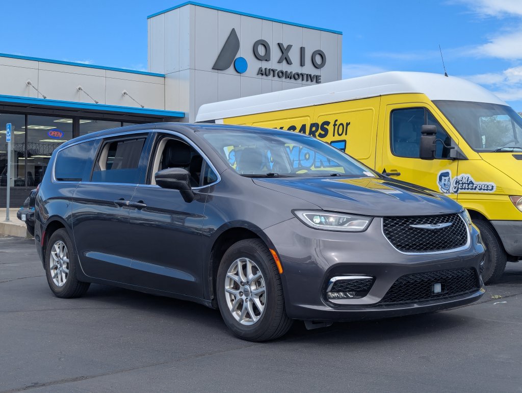 Used 2023 Chrysler Pacifica Touring-L FWD image 1