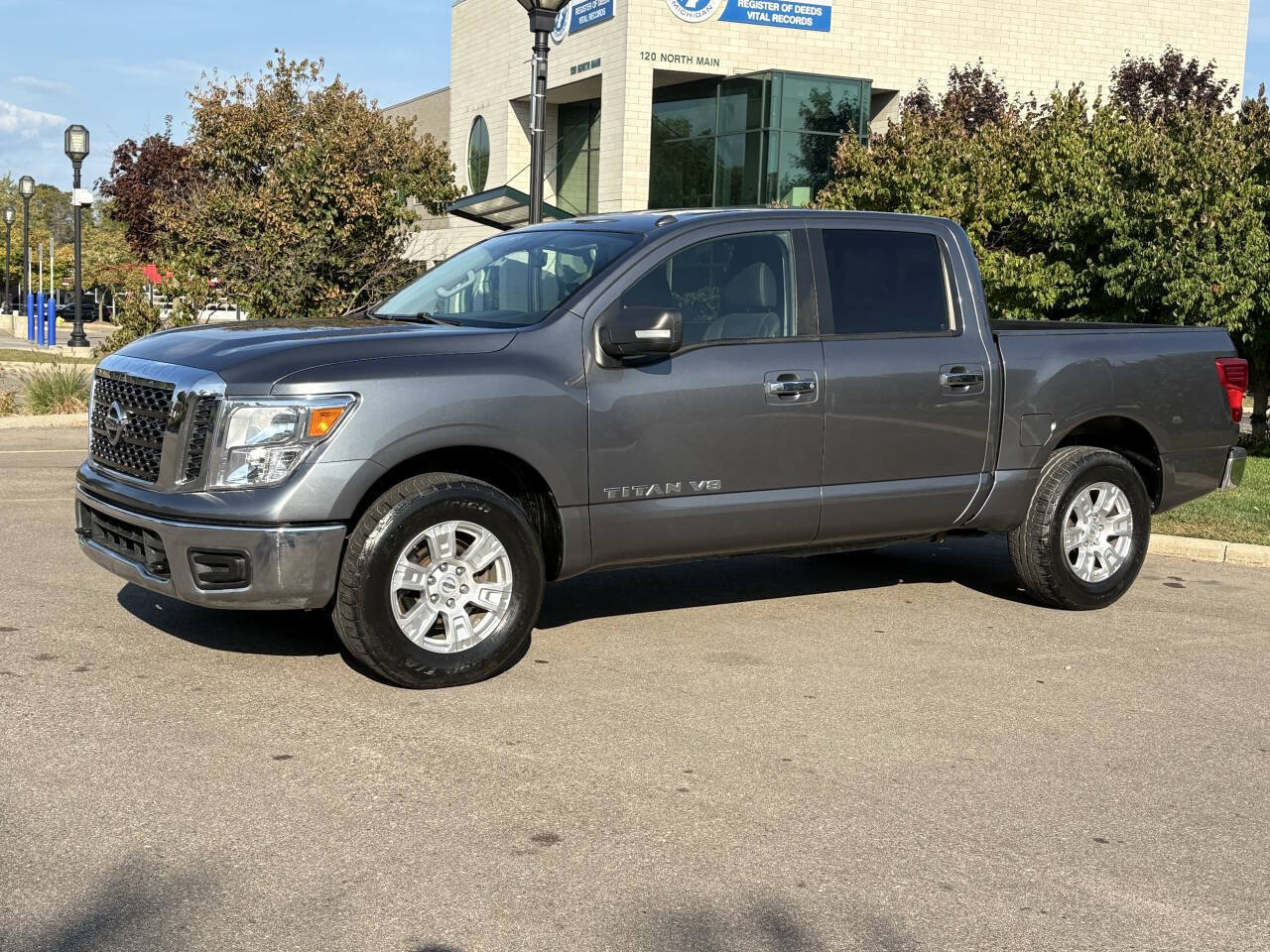 Used 2018 Nissan Titan SV AWD/4WD image 15