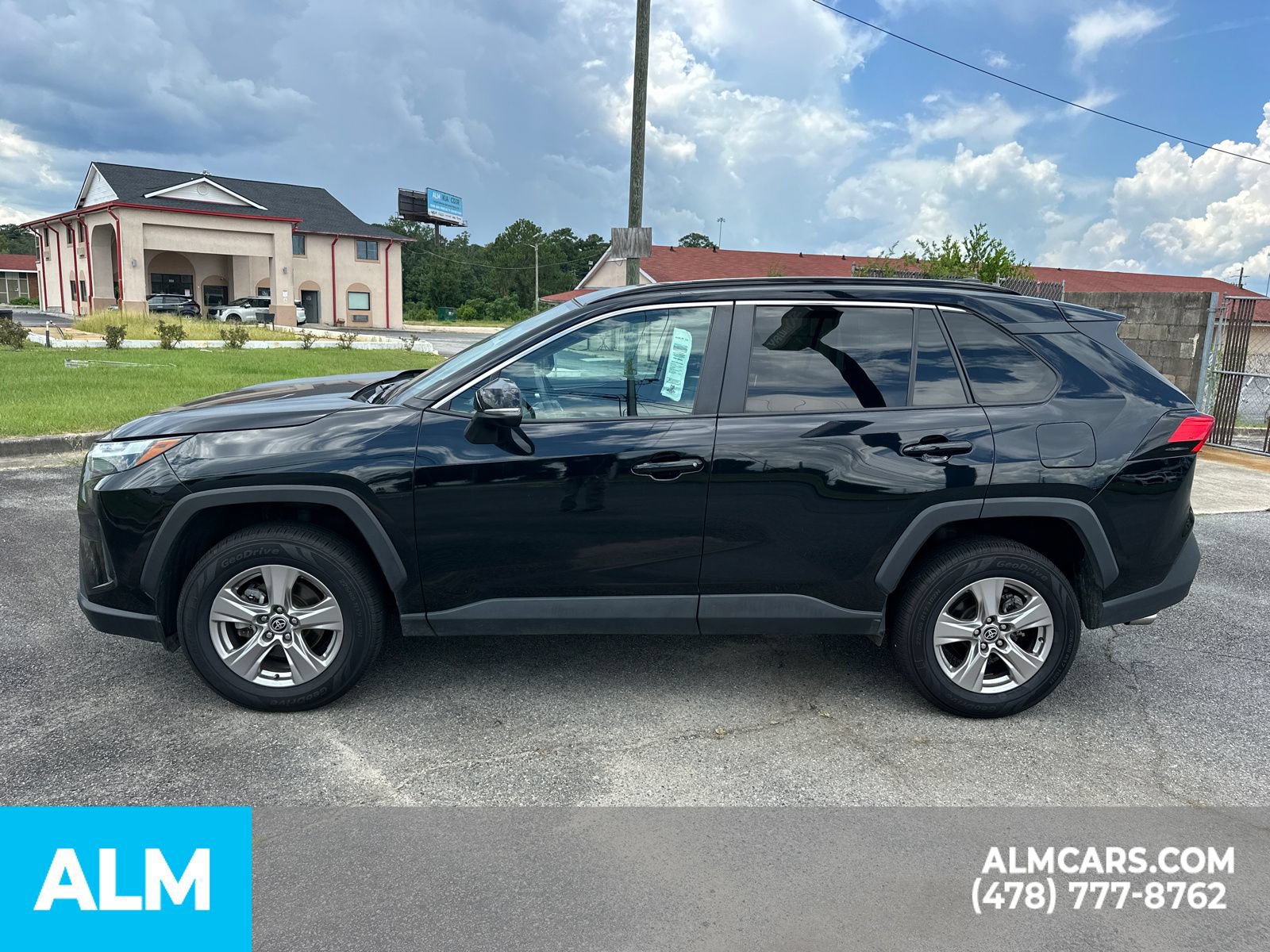 Used 2023 Toyota RAV4 XLE FWD image 9