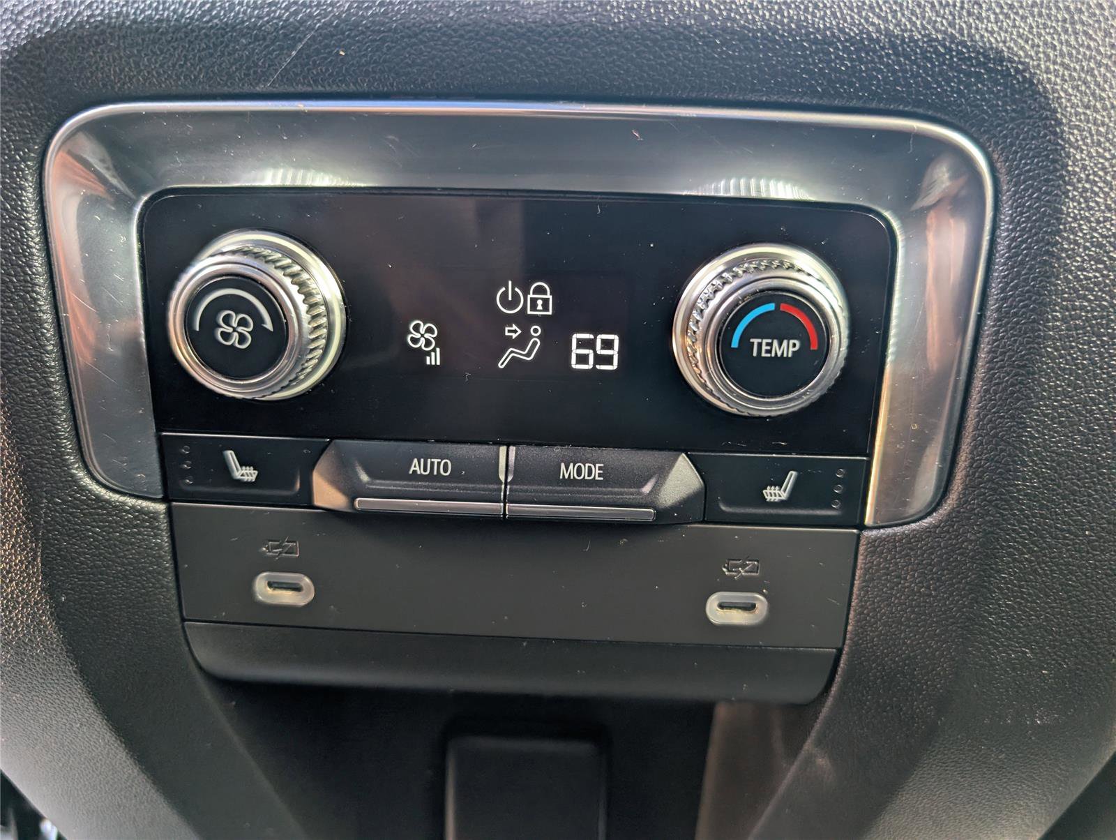 Used 2023 GMC Yukon AT4 w/ Technology Package AWD/4WD image 32