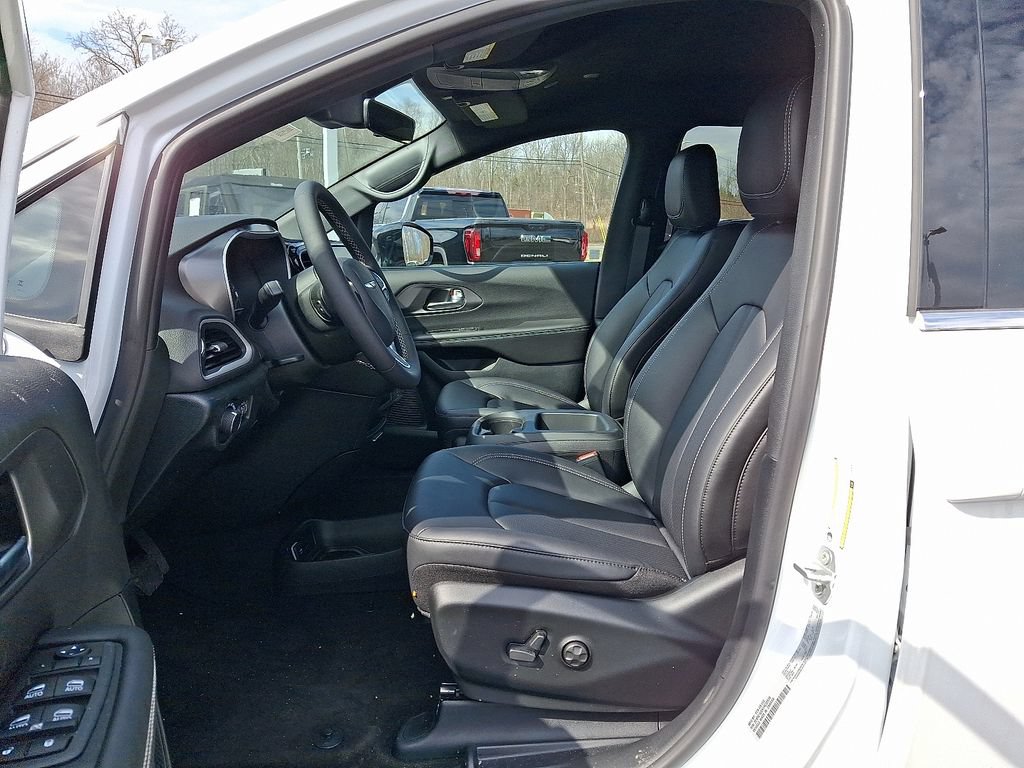 New 2026 Chrysler Voyager LX FWD image 10