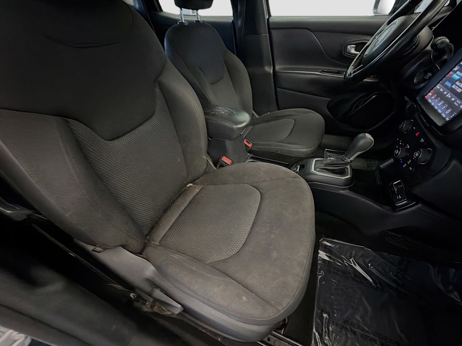 Used 2018 Jeep Renegade Altitude w/ UConnect 8.4 Nav Group FWD image 15