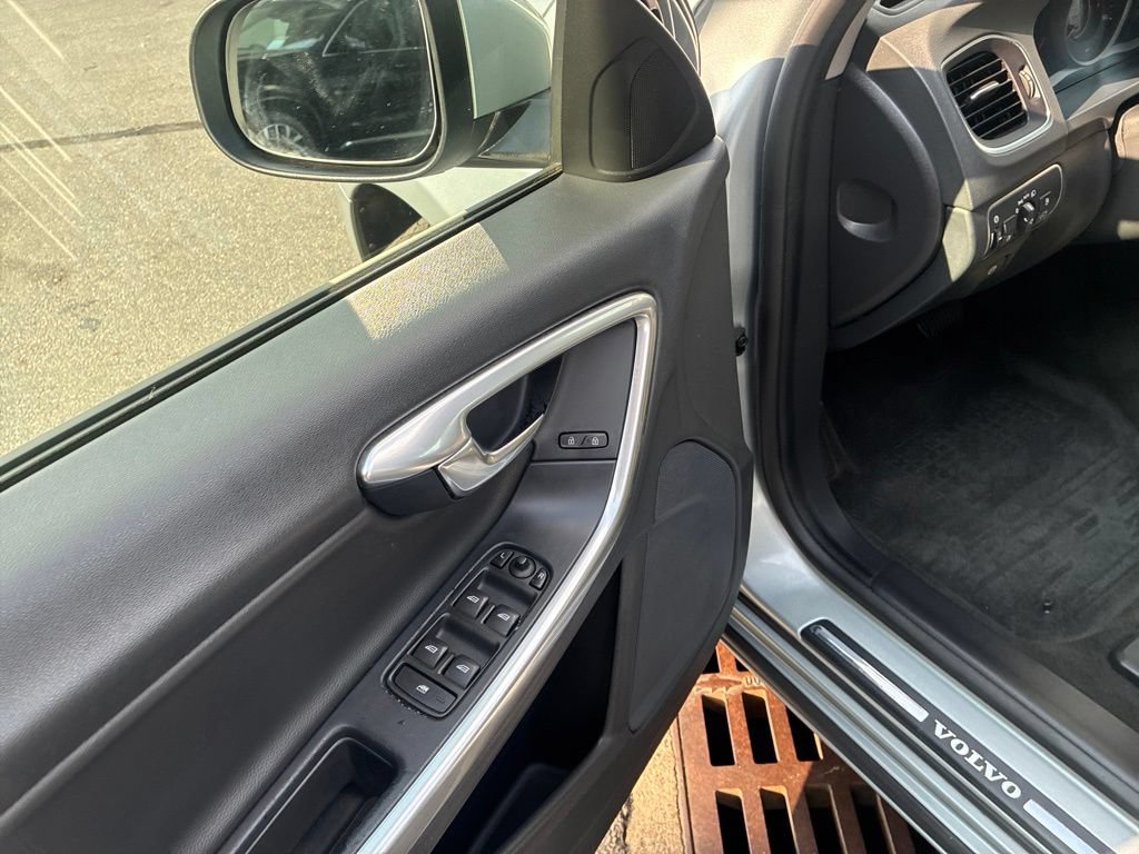 Used 2018 Volvo V60 T5 Dynamic FWD image 9