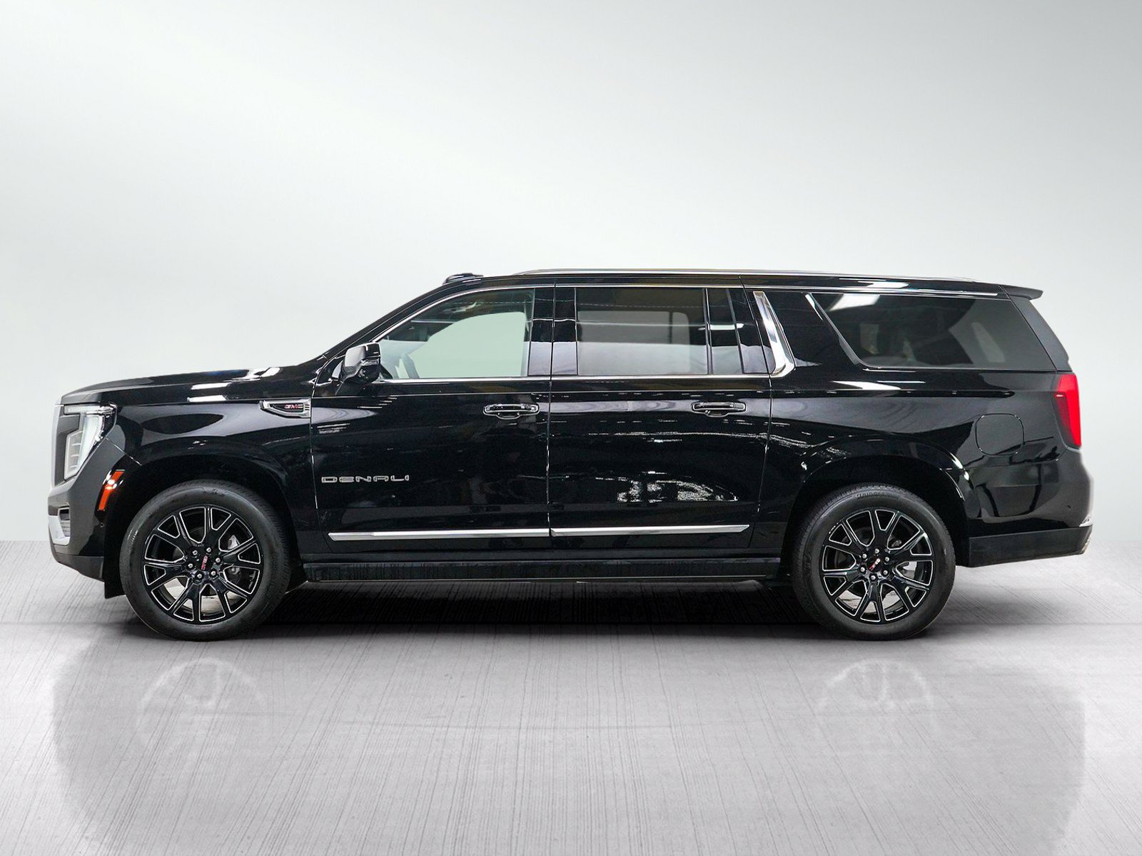 Used 2025 GMC Yukon XL Denali w/ Sun & Power Step Package AWD/4WD image 2