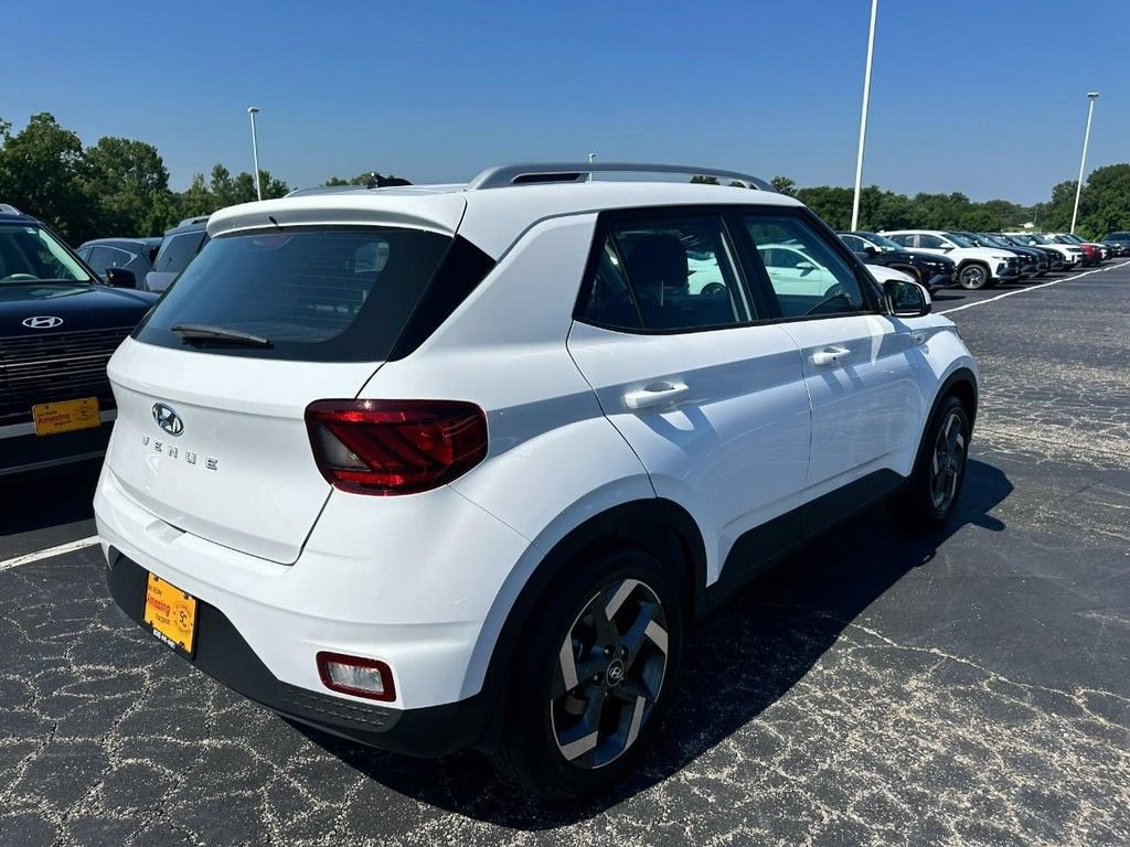 Used 2026 Hyundai Venue SEL FWD image 3