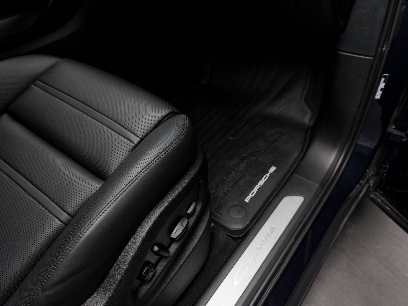 Used 2025 Porsche Cayenne Coupe AWD/4WD image 33