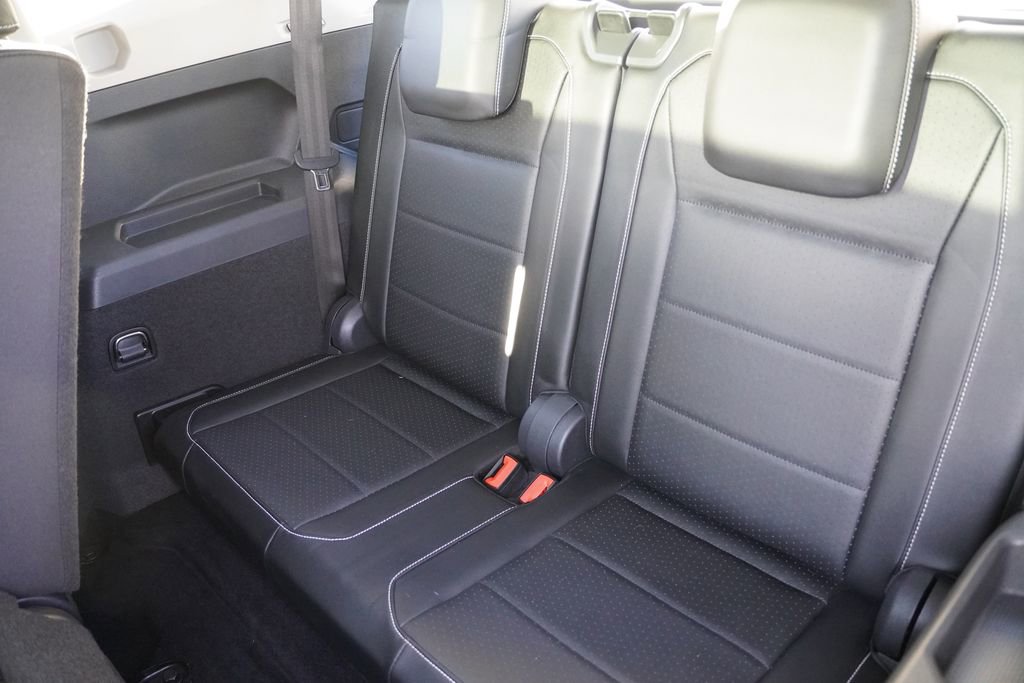 Used 2021 Volkswagen Tiguan SE w/ Panoramic Sunroof Package image 21