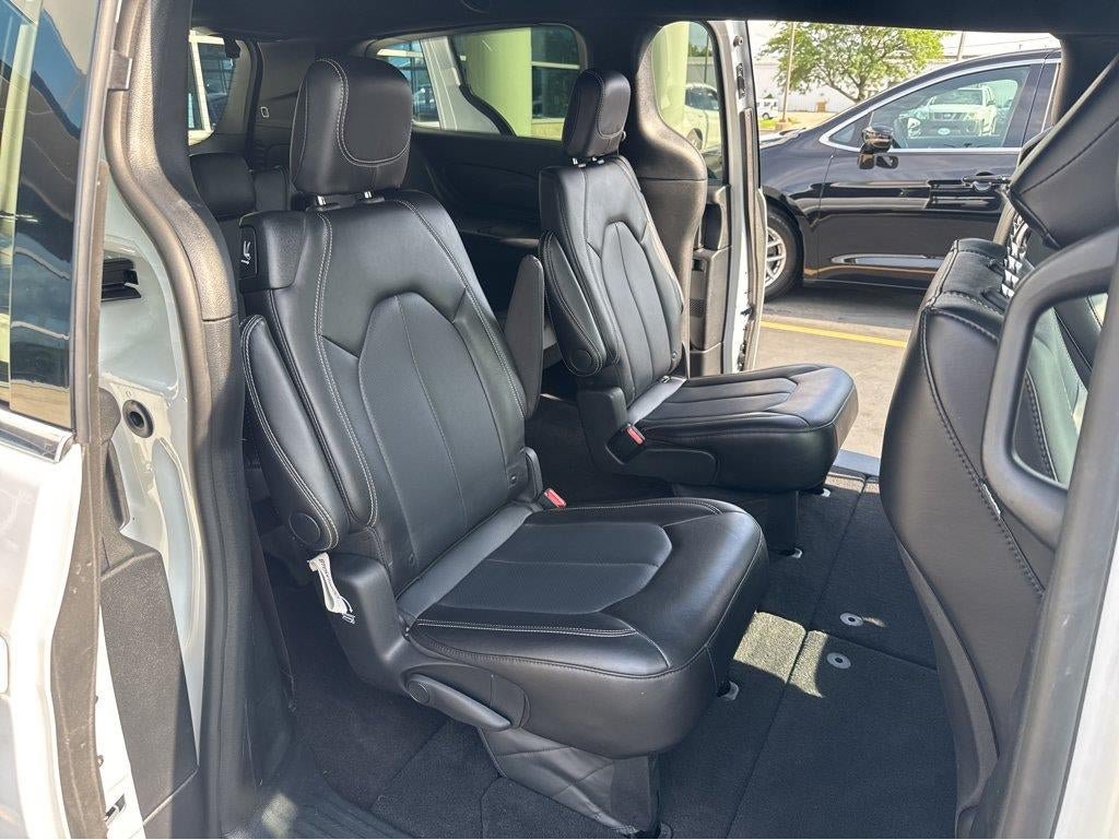 Used 2025 Chrysler Pacifica Select FWD image 38