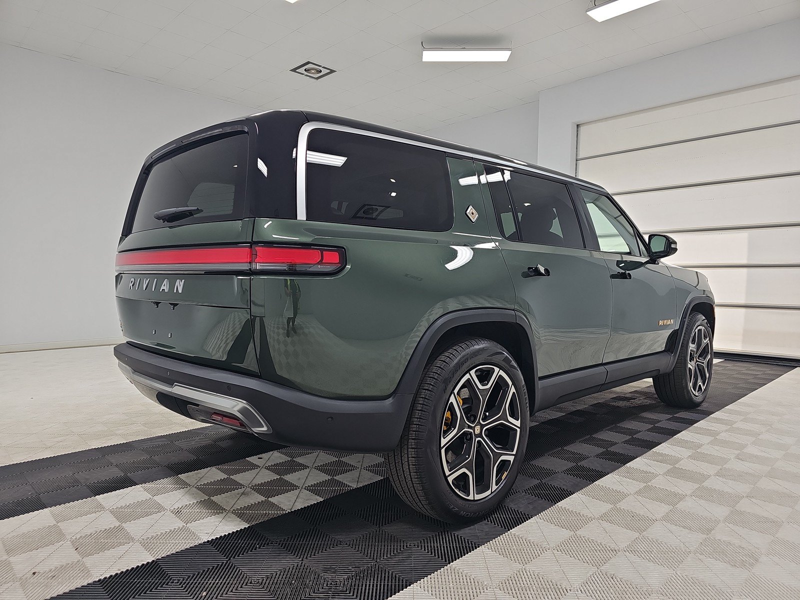 Used 2024 Rivian R1S Adventure AWD/4WD image 5