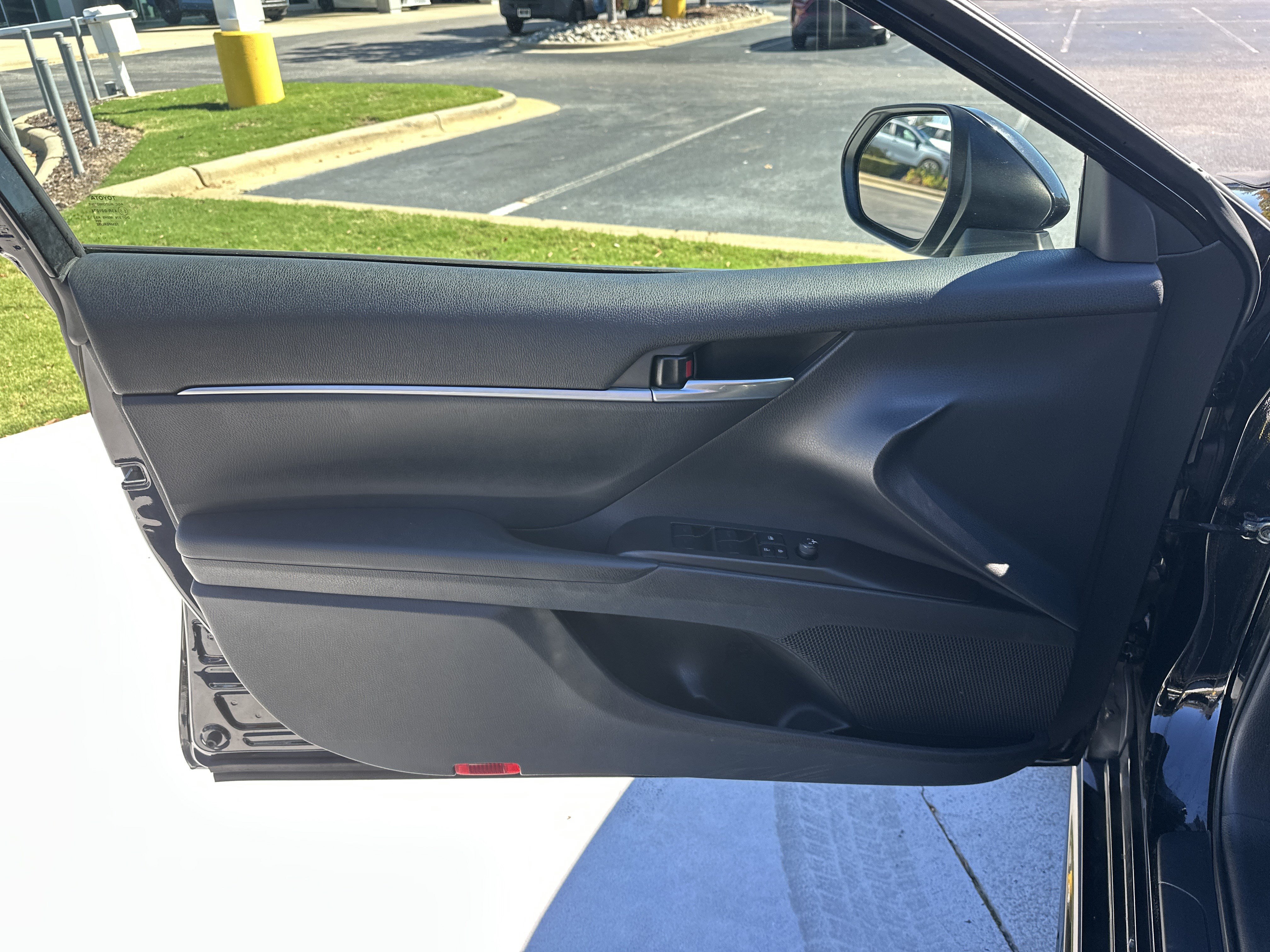 Used 2023 Toyota Camry SE FWD image 14