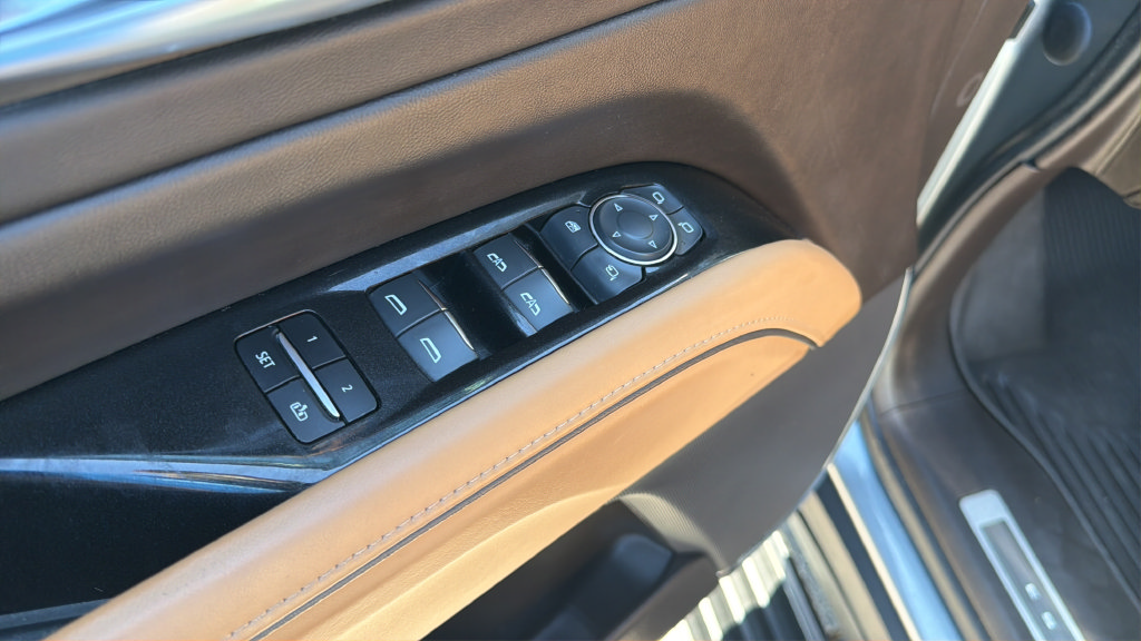 Used 2023 Cadillac Escalade ESV Premium Luxury w/ Performance Package RWD image 10