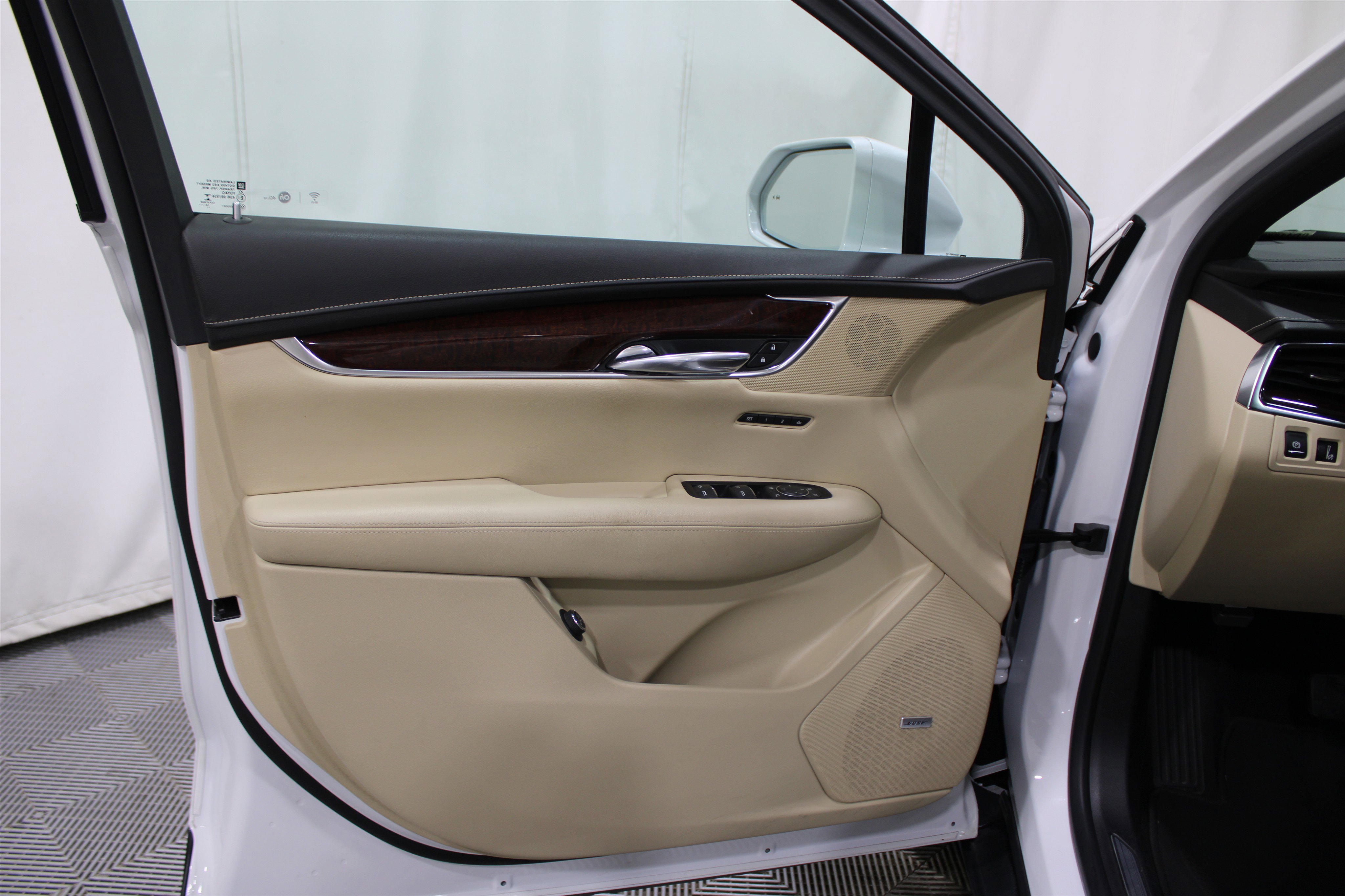 Used 2017 Cadillac XT5 Luxury w/ Driver Awareness Package image 6