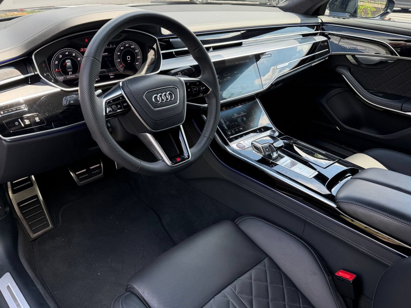 Used 2023 Audi S8 AWD/4WD image 4