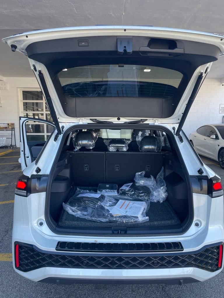 New 2026 Volkswagen Tiguan SE R-Line AWD/4WD image 9
