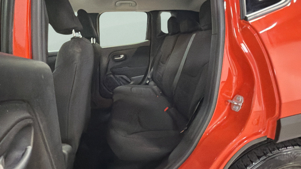 Used 2020 Jeep Renegade Latitude w/ Cold Weather Group FWD image 32