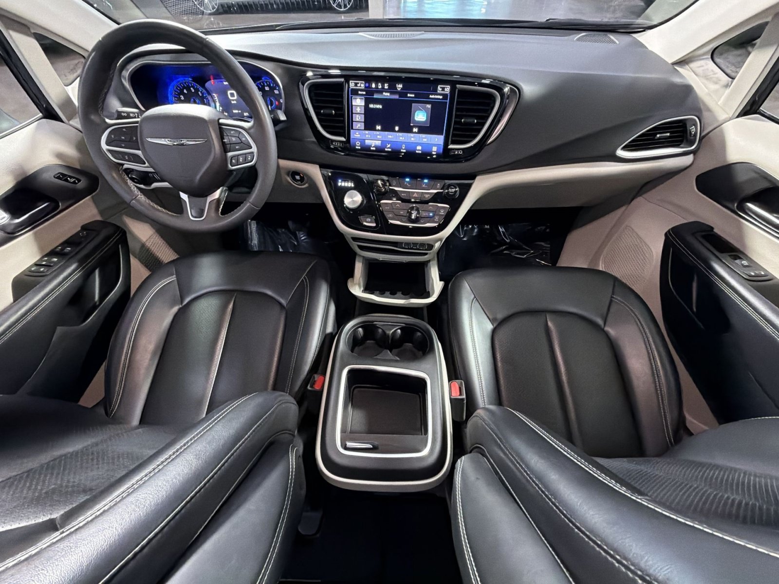 Used 2023 Chrysler Pacifica Touring-L FWD image 35