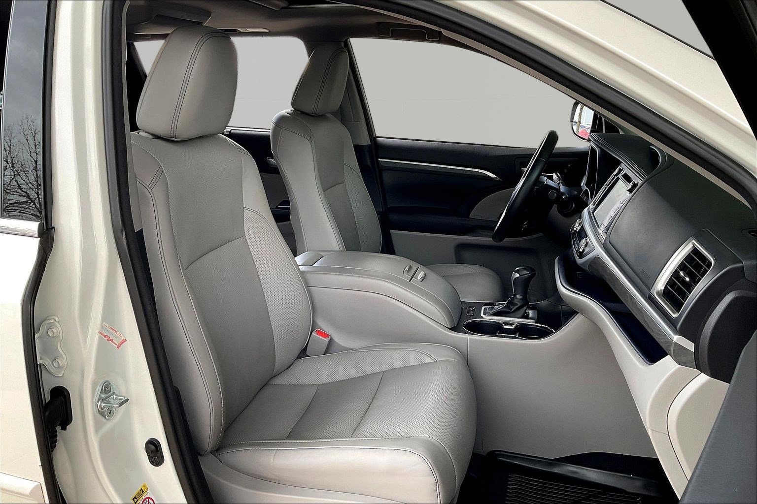 Used 2017 Toyota Highlander Limited image 31
