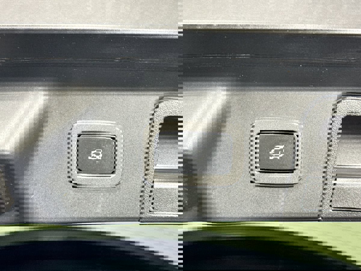 Used 2019 Land Rover Range Rover Velar S image 33