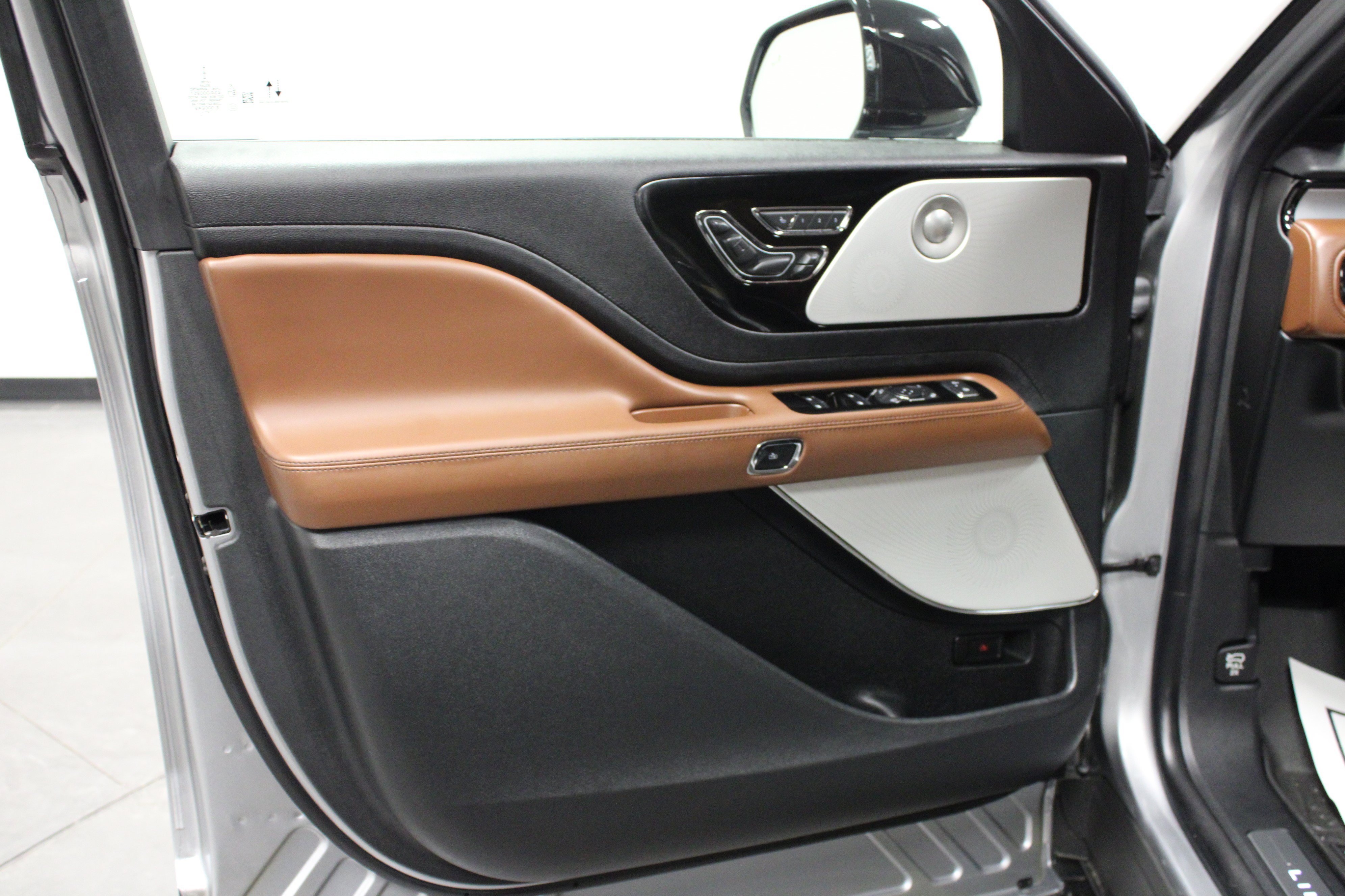Used 2022 Lincoln Aviator Reserve w/ Equipment Group 201A AWD/4WD image 11