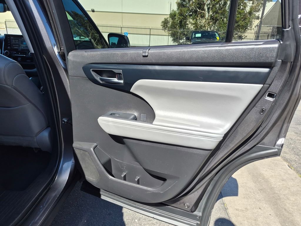 Used 2022 Toyota Highlander XLE image 29