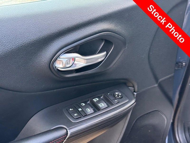 Used 2017 Jeep Cherokee Trailhawk image 18