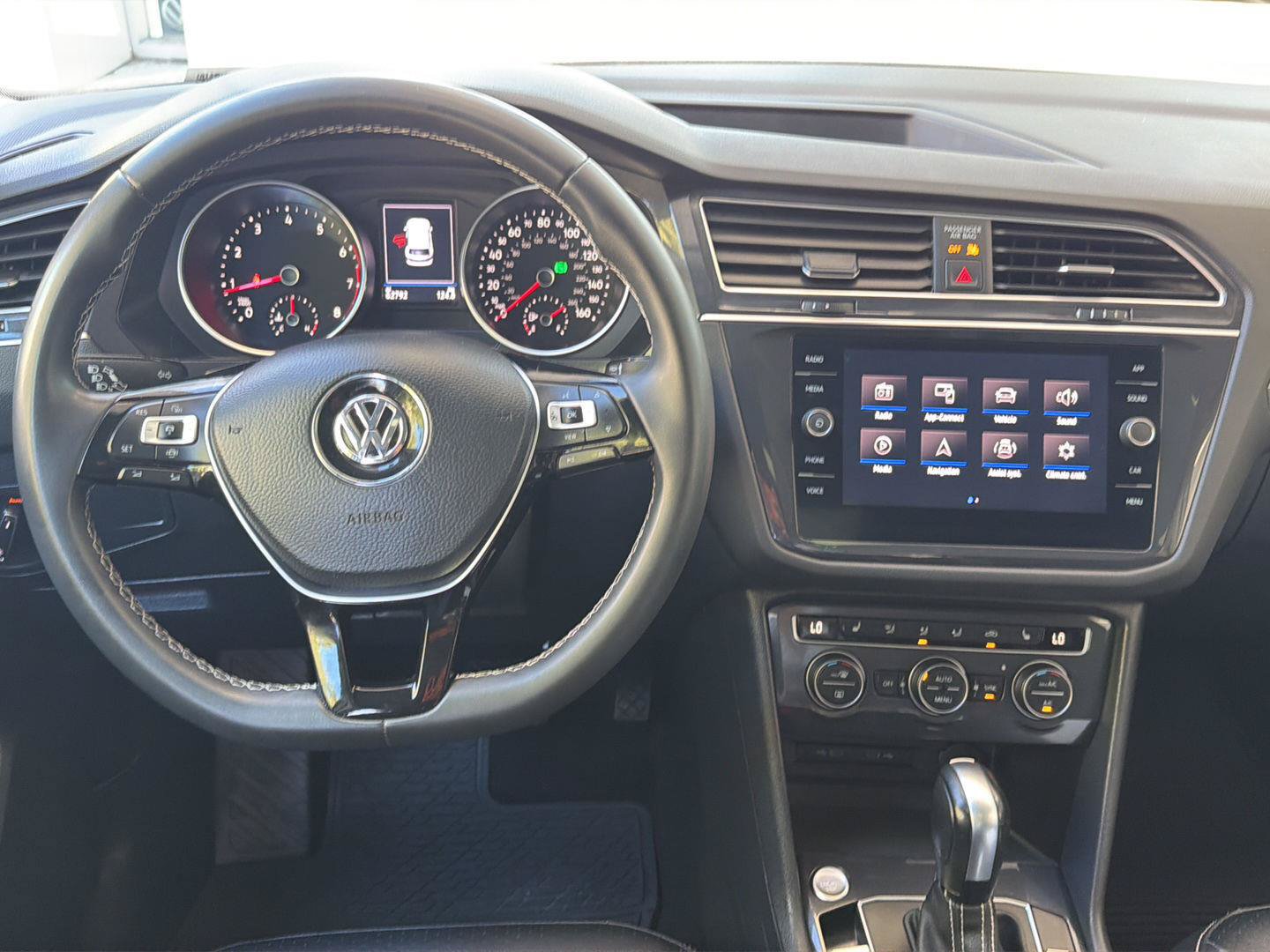 Certified 2021 Volkswagen Tiguan SE w/ Panoramic Sunroof Package AWD/4WD image 17