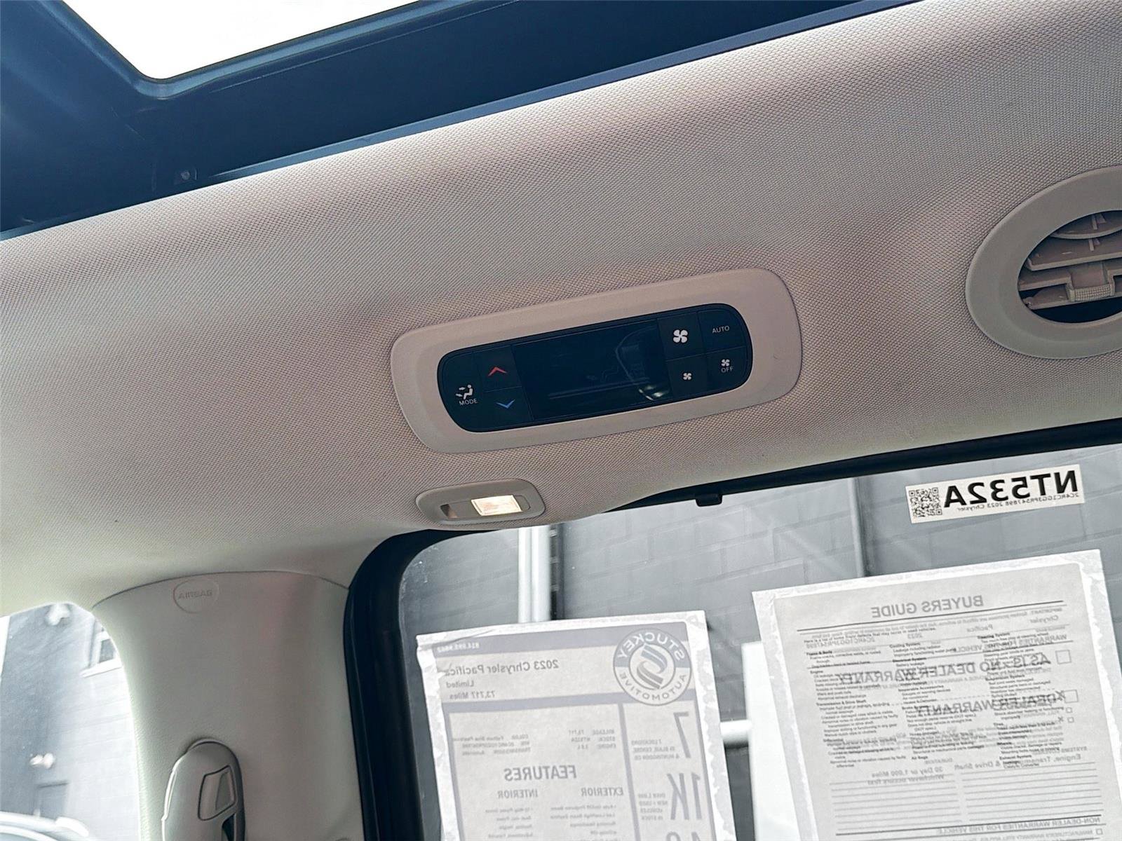 Used 2023 Chrysler Pacifica Limited image 26