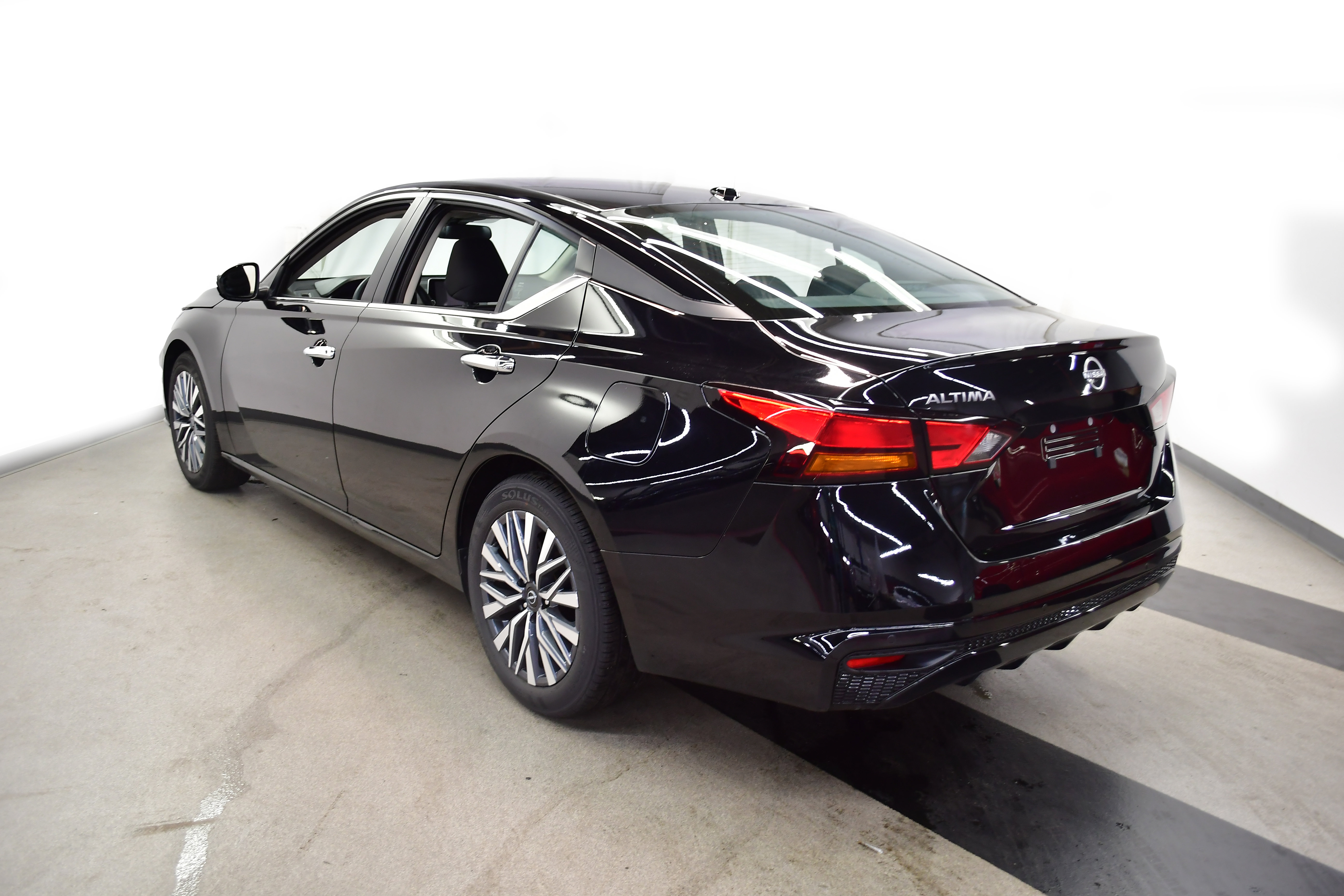 Used 2025 Nissan Altima 2.5 SV FWD image 5