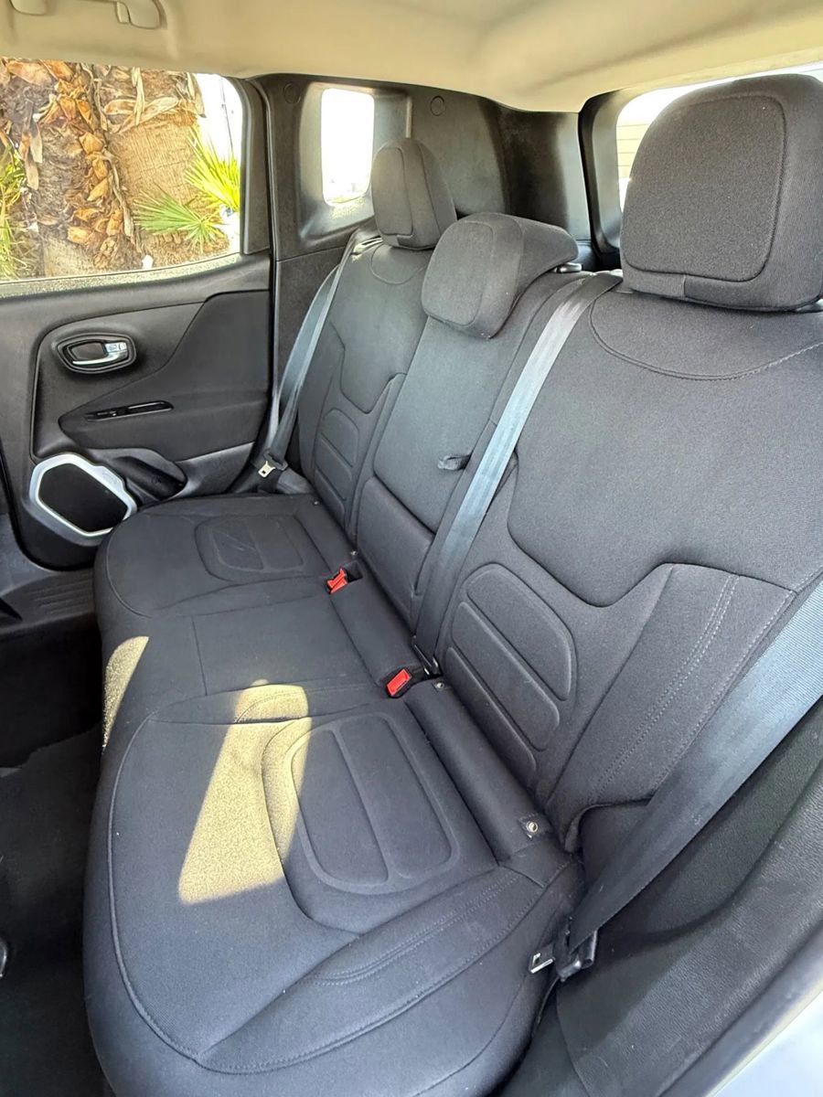 Used 2018 Jeep Renegade Latitude w/ Popular Equipment Group image 19