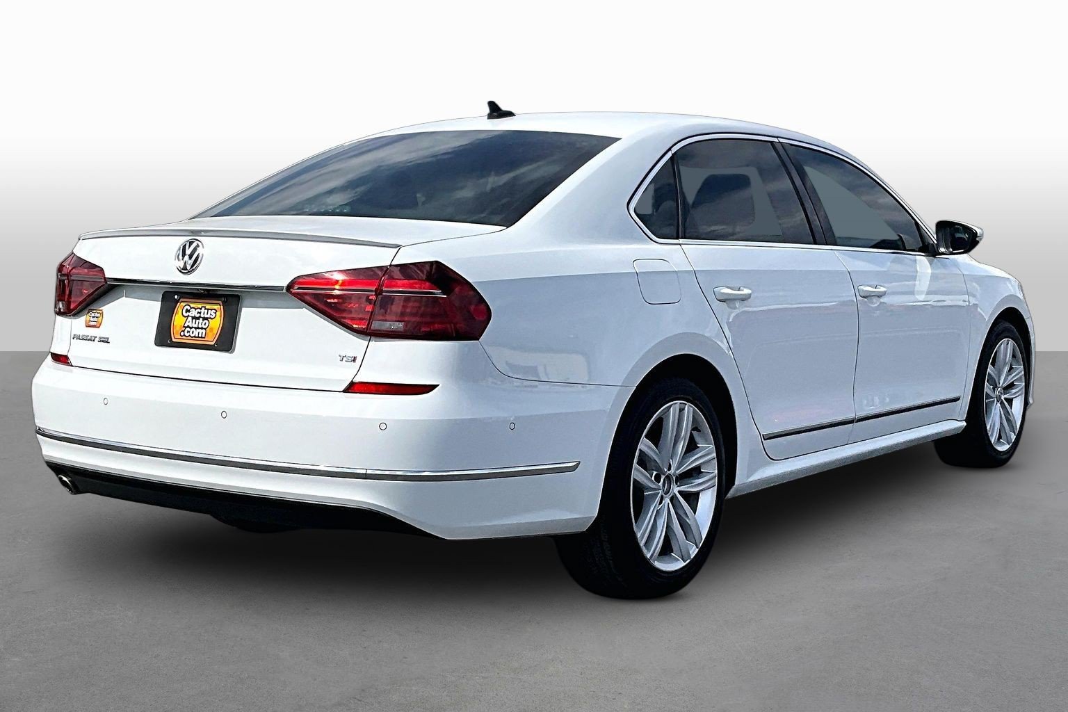 Used 2018 Volkswagen Passat 2.0T SEL Premium FWD image 2