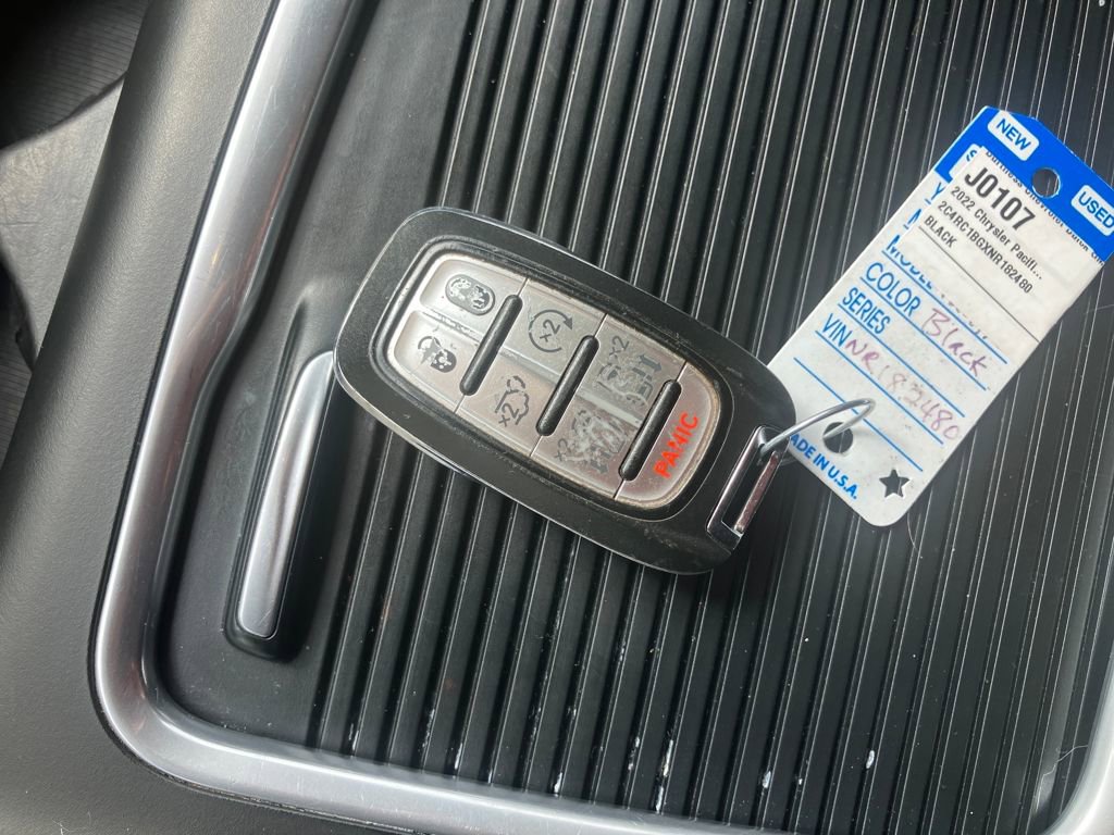 Used 2022 Chrysler Pacifica Touring-L FWD image 28