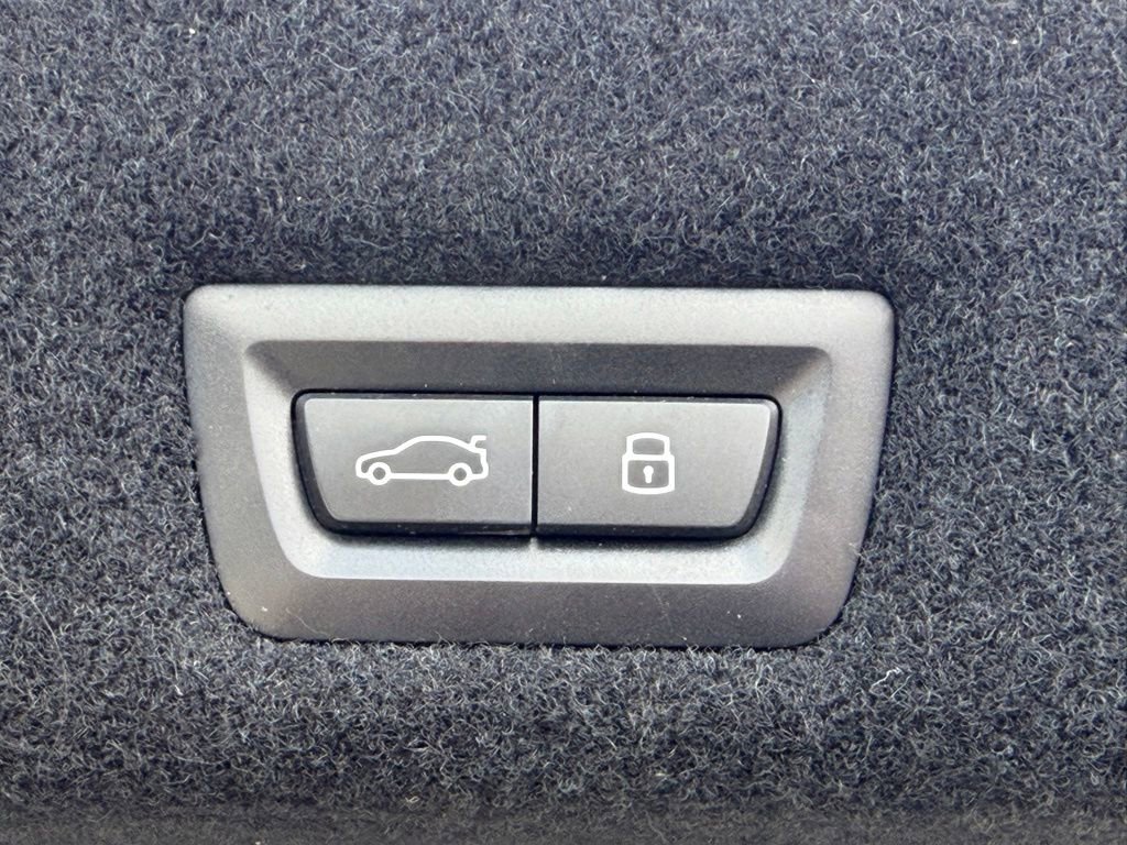 Used 2023 BMW 740i w/ Parking Assistance Package RWD image 17