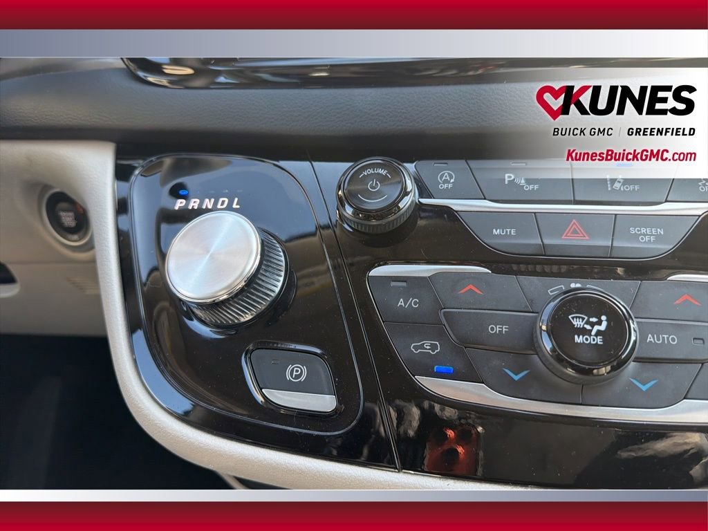 Used 2024 Chrysler Pacifica Touring-L FWD image 24