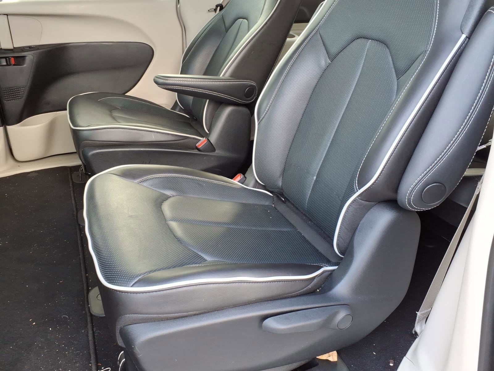 Used 2023 Chrysler Pacifica Limited w/ Uconnect Theater Family Group image 11