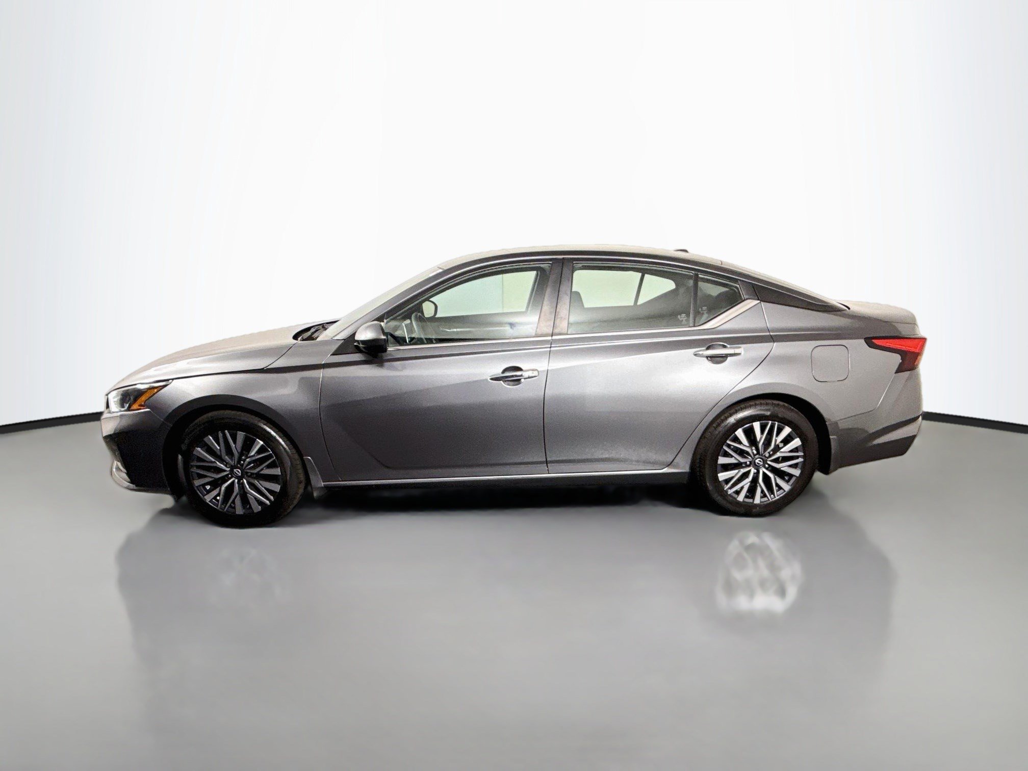 Used 2023 Nissan Altima 2.5 SV FWD image 6