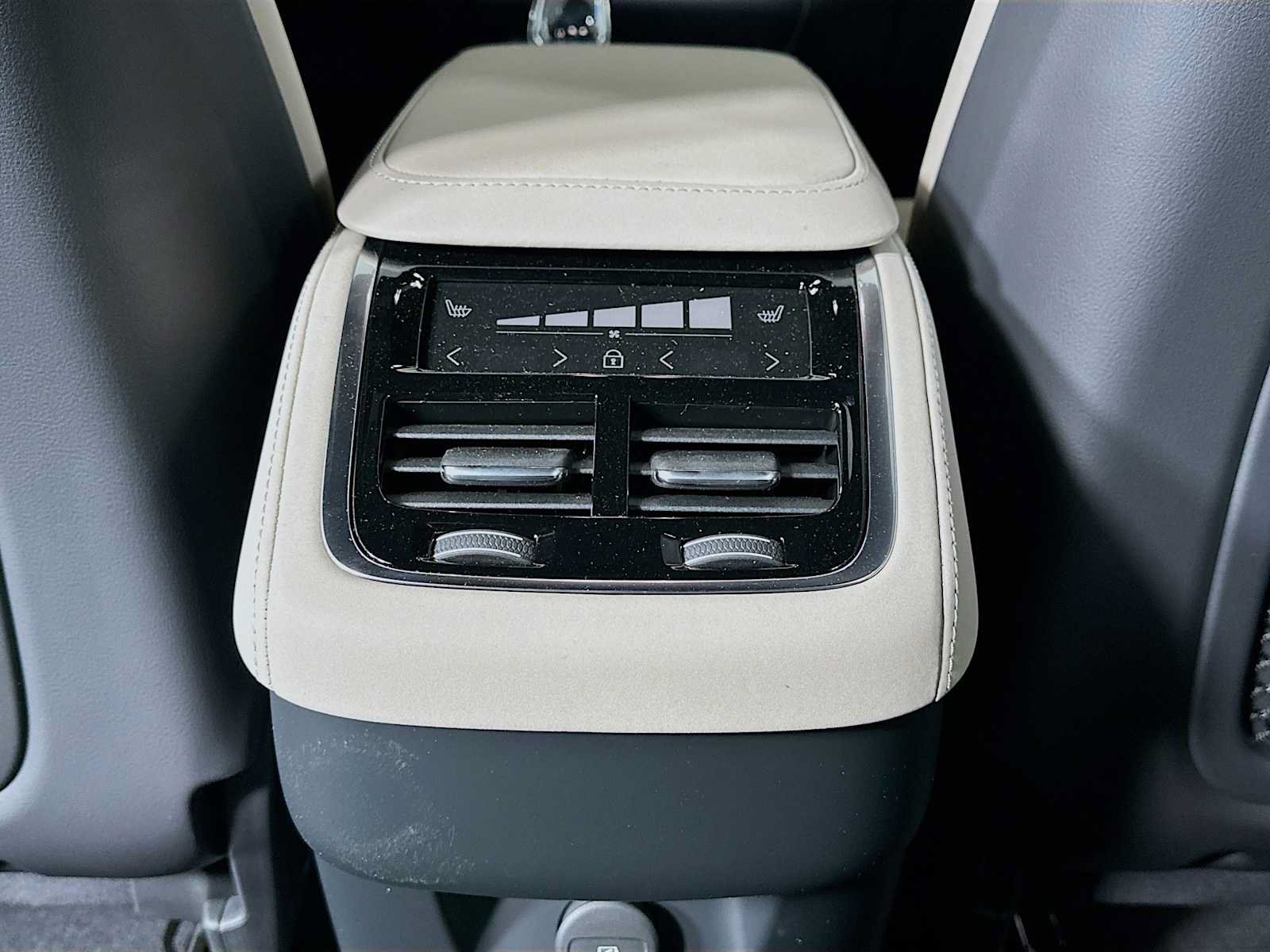 New 2026 Volvo XC90 B6 Plus w/ Protection Package Premier AWD/4WD image 24