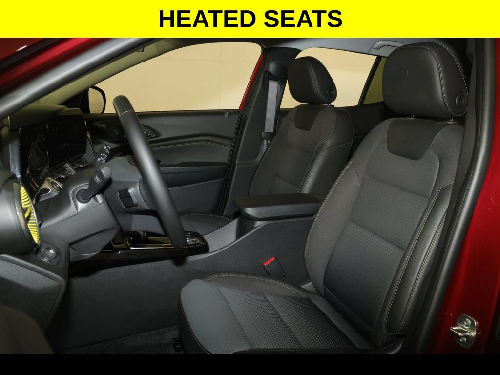 Used 2025 Chevrolet Trax LT w/ LT Convenience Package FWD image 3