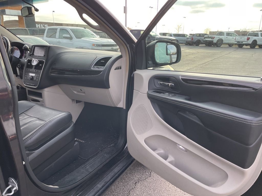 Used 2014 Chrysler Town & Country Touring image 33