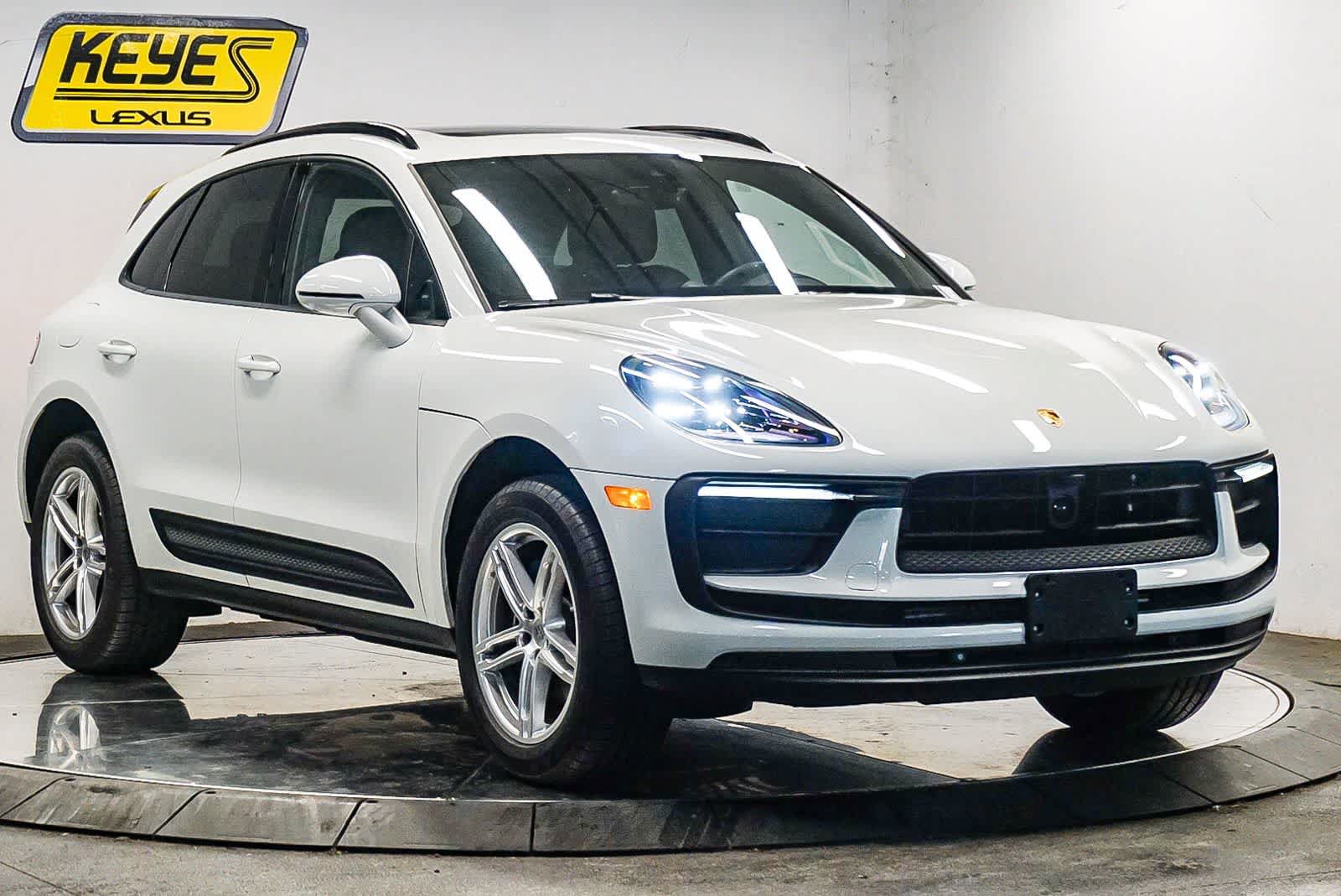 Certified 2025 Porsche Macan AWD/4WD image 5