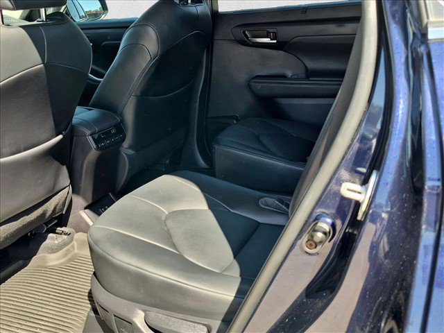 Used 2021 Toyota Highlander XLE FWD image 18