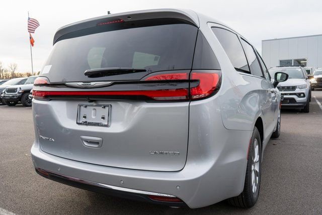 New 2026 Chrysler Pacifica Limited w/ Uconnect Theater Family Group image 5
