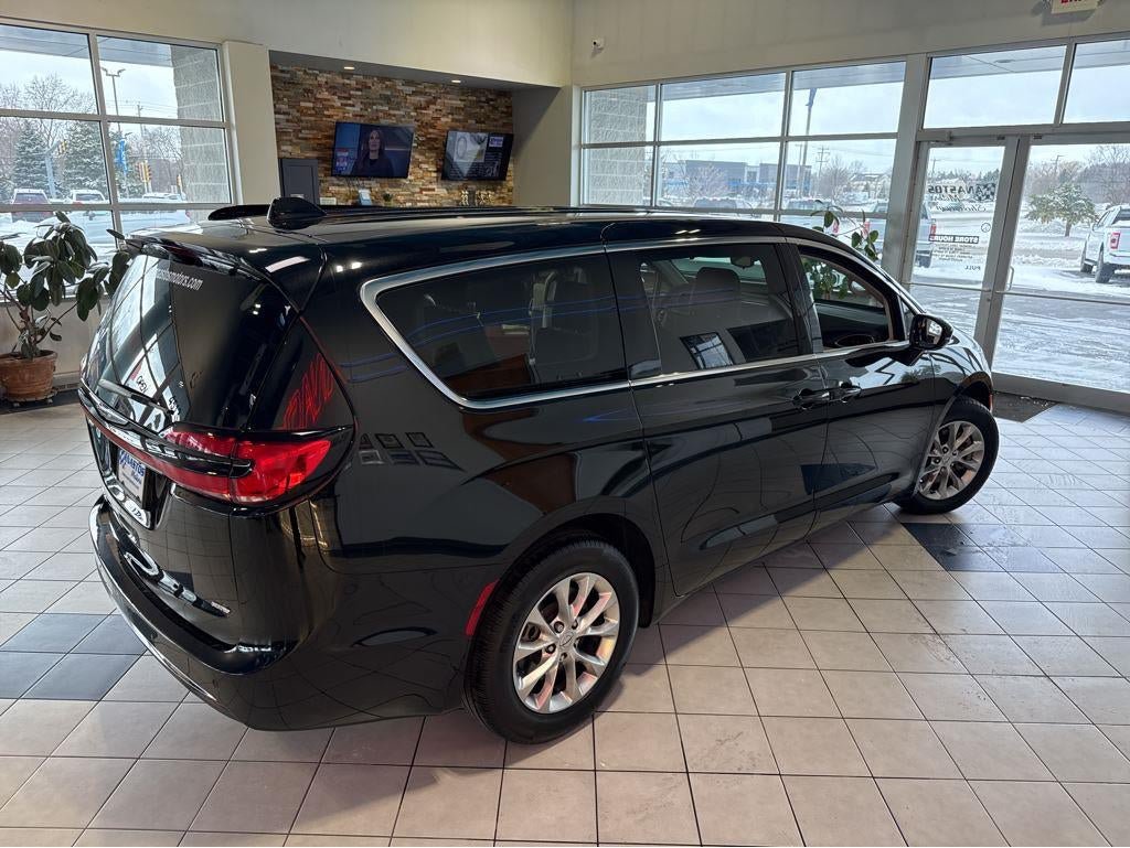 Used 2024 Chrysler Pacifica Touring-L AWD/4WD image 15