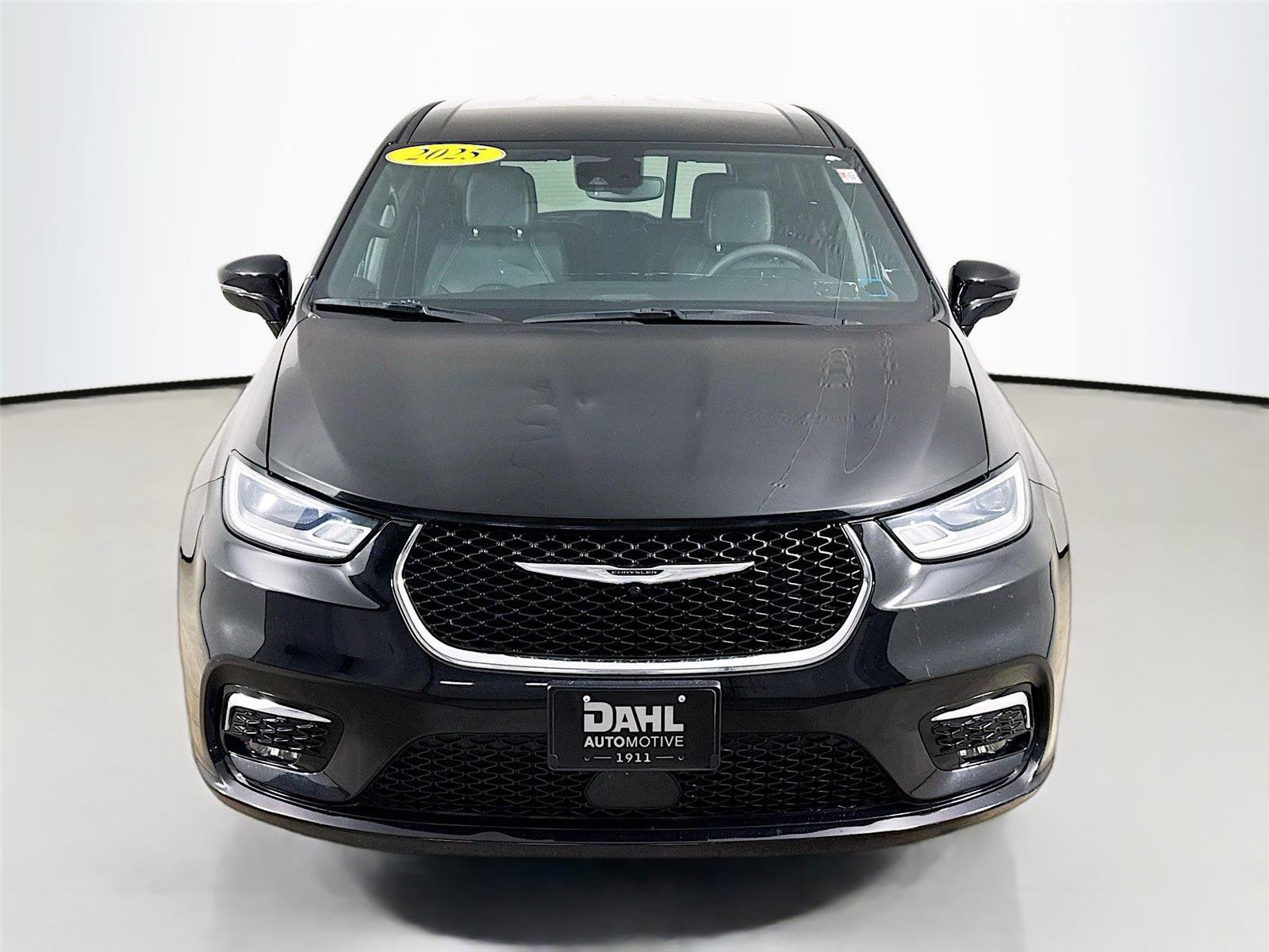 Used 2025 Chrysler Pacifica Select image 3