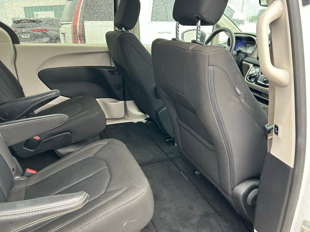 Used 2023 Chrysler Voyager LX image 5